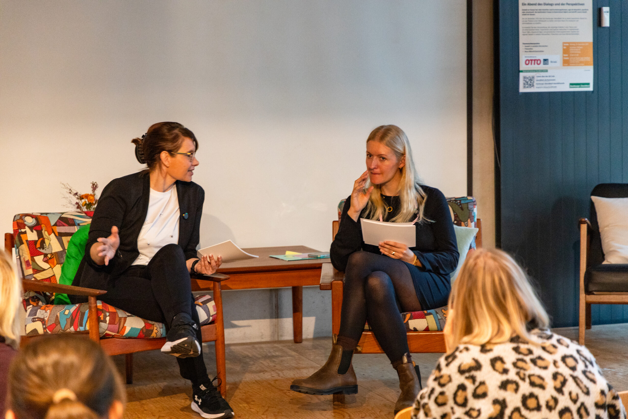 Yogalehrerinnen im Austausch auf der Yoga als Beruf Konferenz Hamburg 2025
